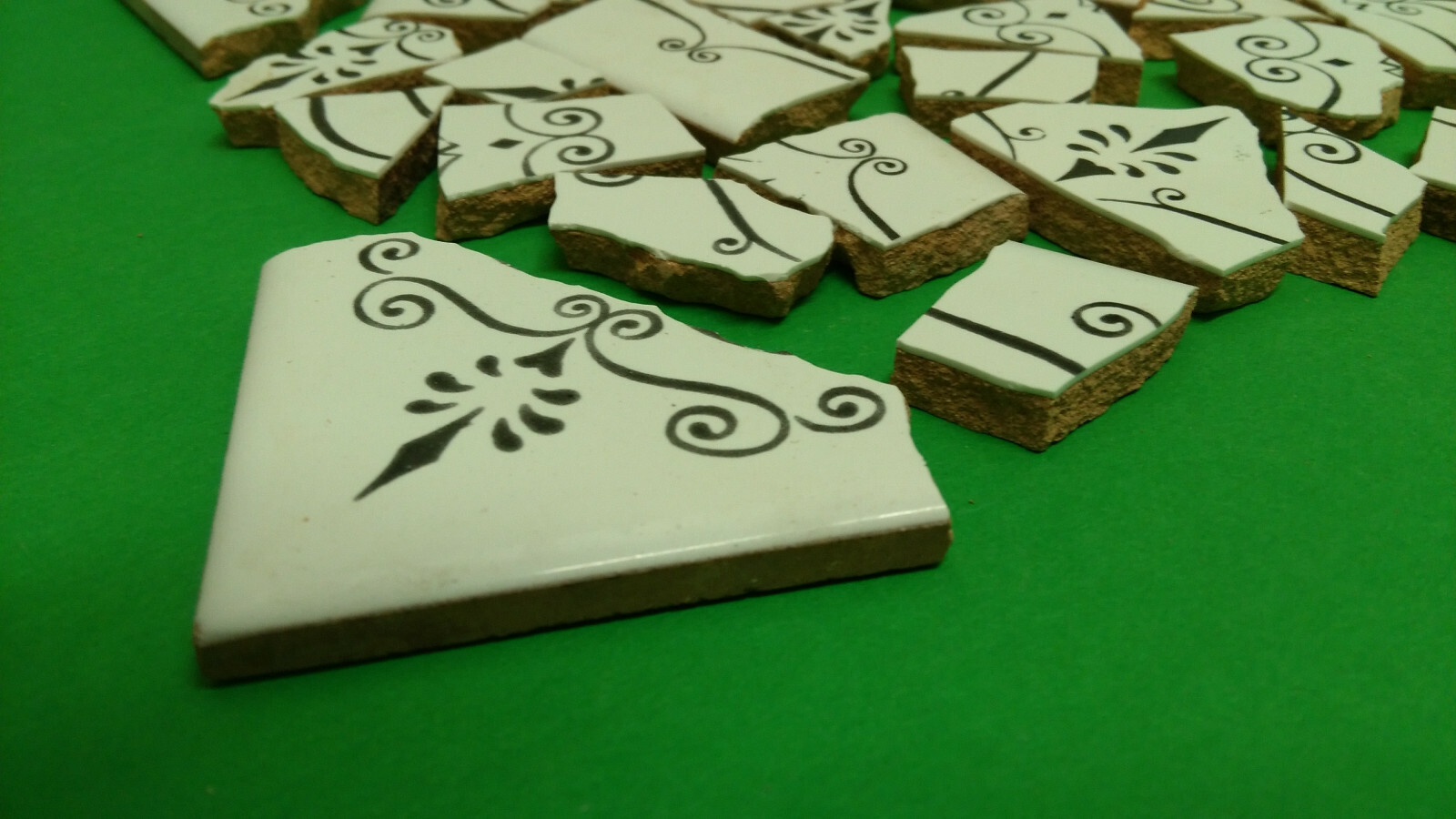 30+ PCS VINTAGE BROKEN CERAMIC TILE MOSAIC CRAFT HAND CUT